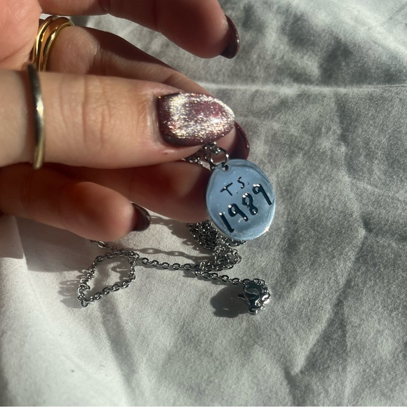 💛 Taylor Swift Fan Inspired 1989 Necklace - Silver - NWT - Picture 5 of 10